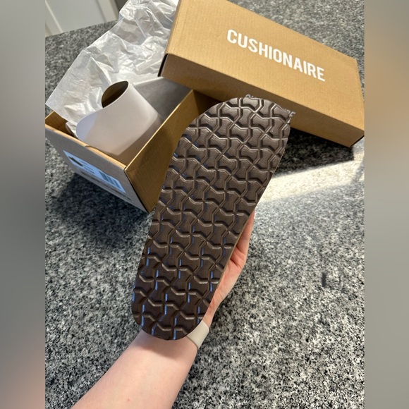 CUSHIONAIRE Lane Sandals NWT 5.5 - Picture 3 of 4